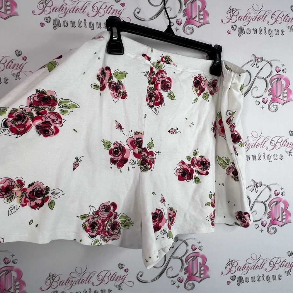 Komar shorts White Floral Shorts flowers roses pink red green drawing style - Picture 3 of 9
